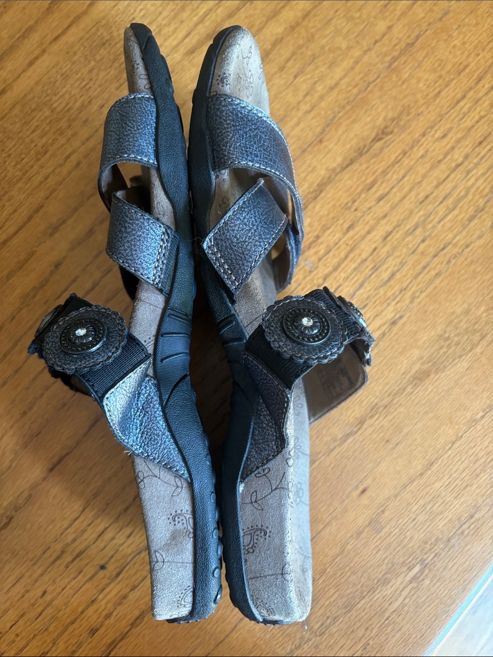 Taos Footwear Crisscross Slide Sandals with Medallion Accents size 10 - Picture 8 of 9